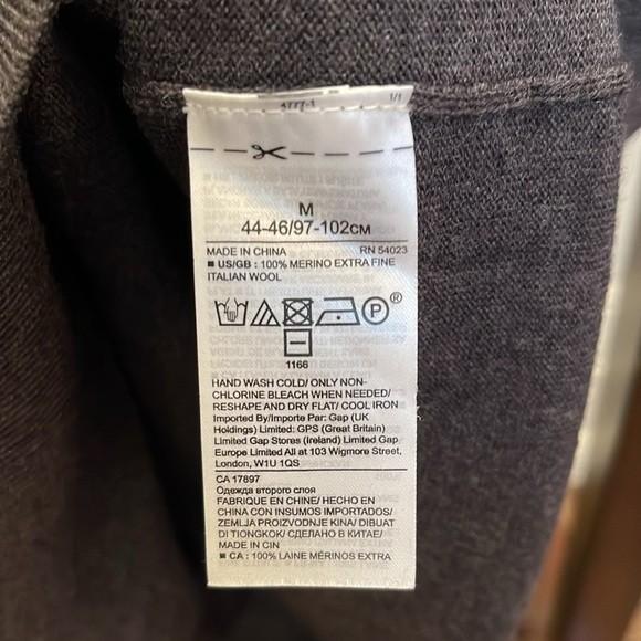 Banana Republic Italian Merino Yarn Men’s Charcoal Sweater size Medium - Picture 3 of 4